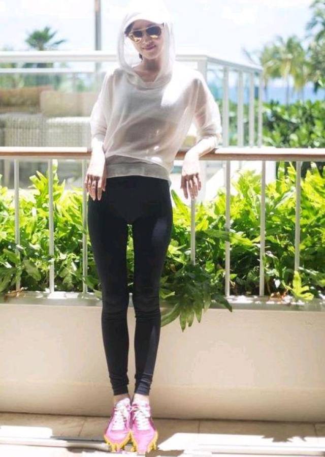 章泽天晒美照,衣服成亮点,网友:放大看有惊喜,刘强东好福气_手机搜狐