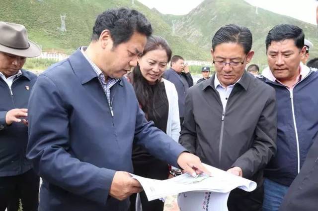 在调研琼龙公园建设过程中,才让太实地查看了解了公园规划和前期工作