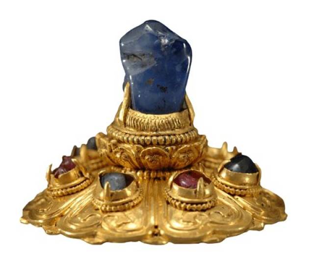 元代金镶蓝宝石帽顶,湖北省博物馆藏