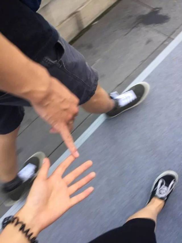 情侣独创武功秘籍: "貌合神离式镂空"牵手法-搞笑频道-手机搜狐