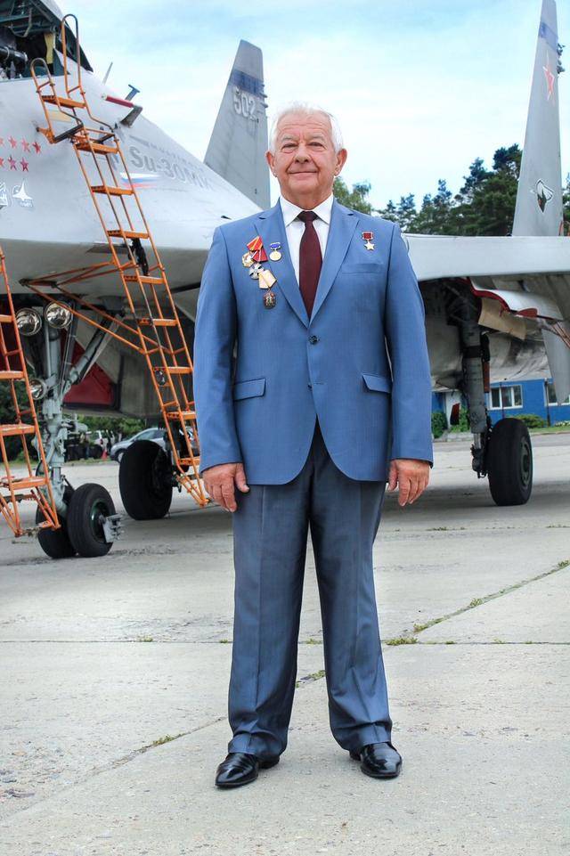 俄罗斯老爷爷70大寿中国军迷纷纷向其祝寿!只因给我们带来了苏27