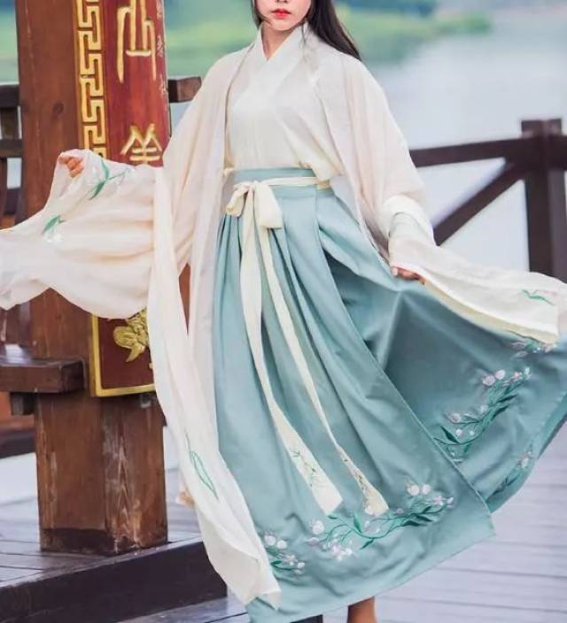 心理测试:4套汉服,哪套最喜爱?测在古代你会是贵族还是公主