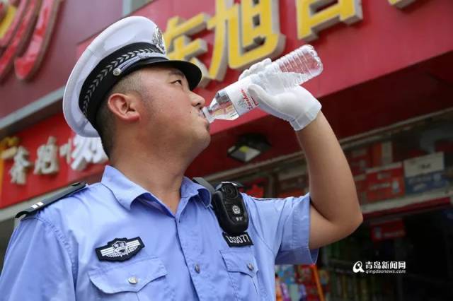 高清:實拍酷暑中執勤的交警 熱心百貨店主送來清涼