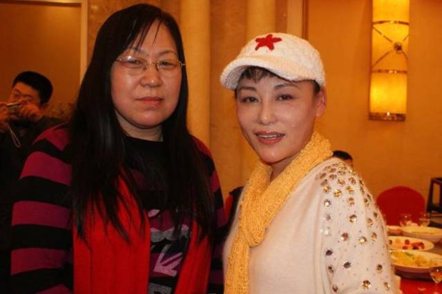 她叫胡晓晴,曾经两次上过春晚的舞台,并且因为《春天的钟》这首歌