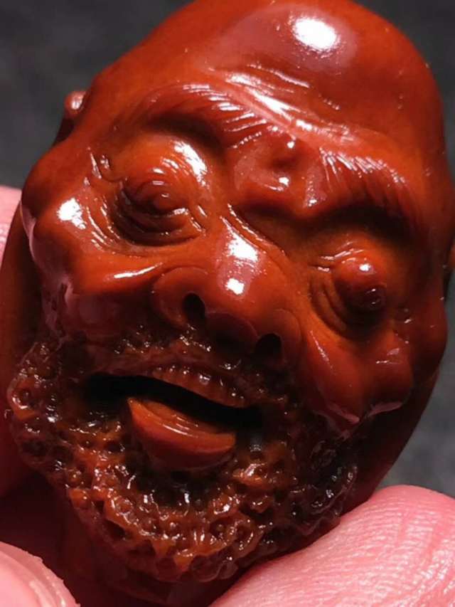 一休阁核雕:知秋大师本工 包浆玉化【单面十八罗汉】