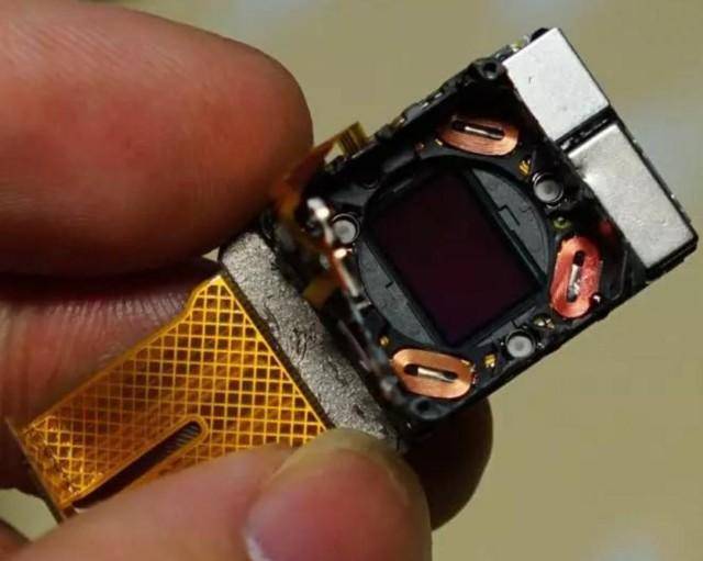 民间高手爆改诺基亚lumia1020!背部强行嵌入单反镜头