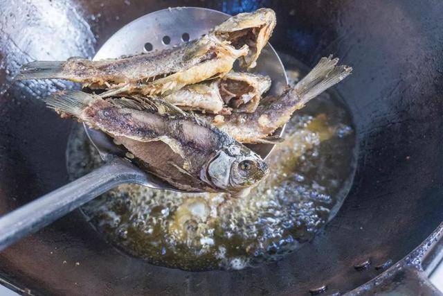 鯽魚怎麼做到一根刺都沒有,無骨鯽魚俘獲吃貨的心