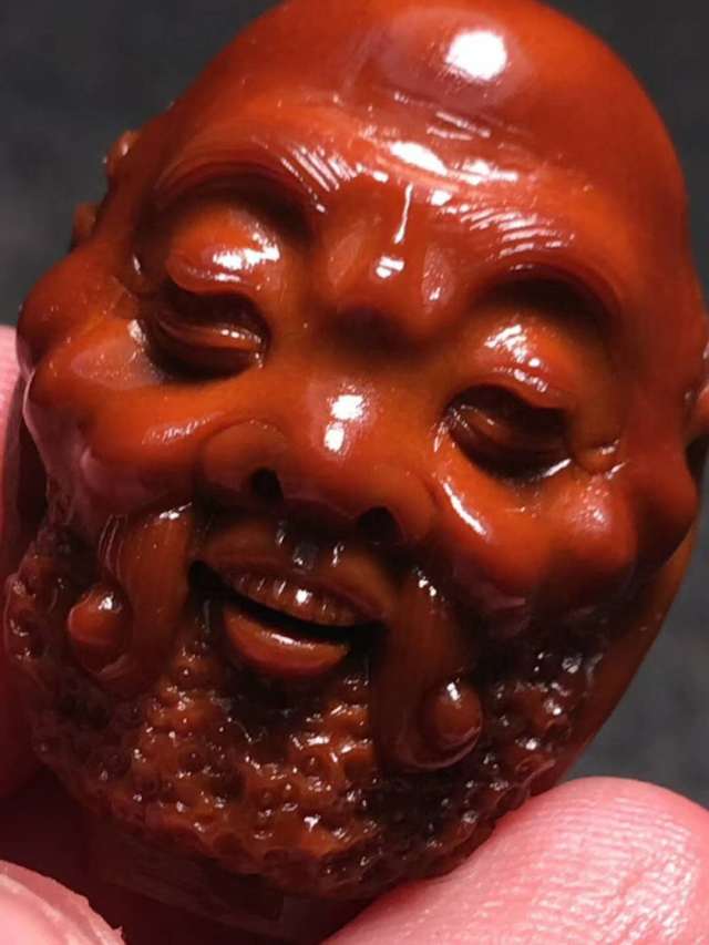 一休阁核雕:知秋大师本工 包浆玉化【单面十八罗汉】