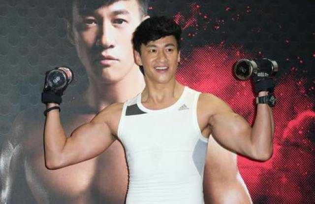 何润东在健身被偷拍,43岁依然肌肉爆棚,帅叔气质不减当年!