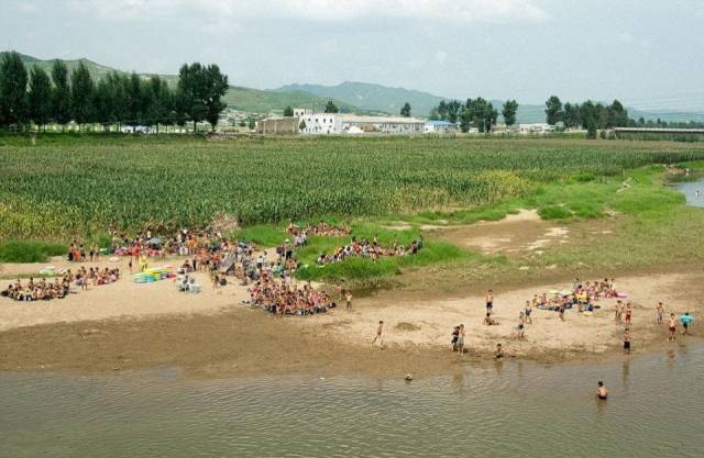 从丹东去平壤的火车上,我们发现朝鲜农村的人们特爱洗澡,靠近村边