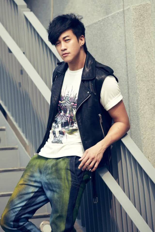 43岁何润东近照,台湾第一帅娶专柜小姐让粉丝大跌眼镜,好在漂亮