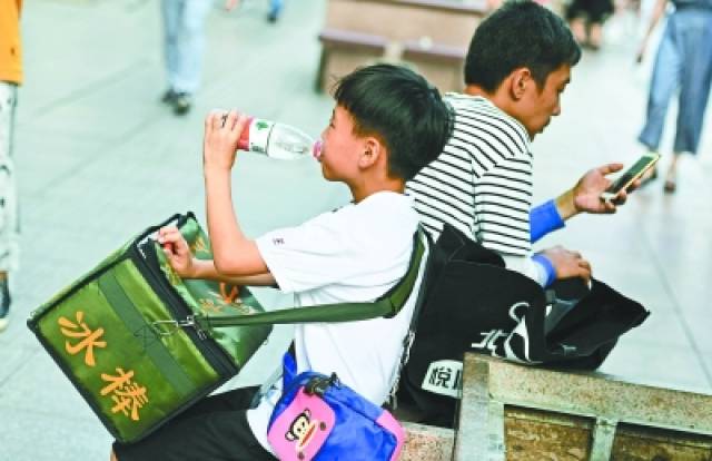 9岁小男孩卖冰棍挣零花钱如何培养孩子的金钱观