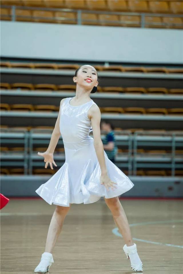 12岁元气少女舞蹈图片