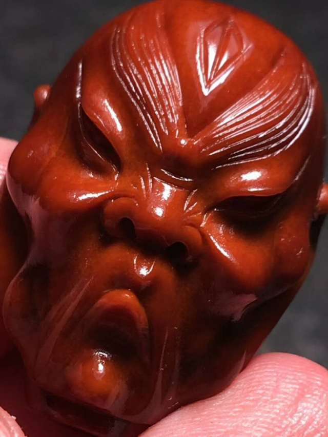 一休阁核雕:知秋大师本工 包浆玉化【单面十八罗汉】