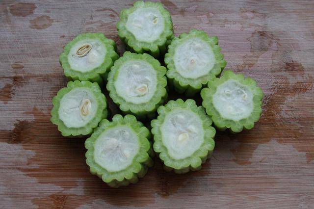 3,用勺子掏出苦瓜瓤.