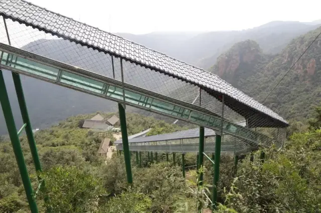 伏羲山三泉湖玻璃滑道,此刻为您开启全新惊险刺激之旅!