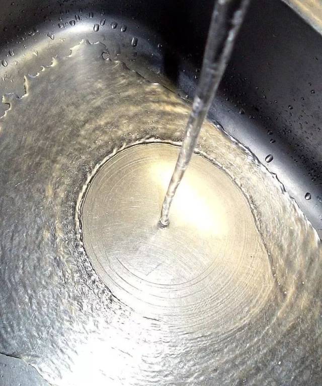 水池中的环形水跃现象.| 图片来源:wikipedia