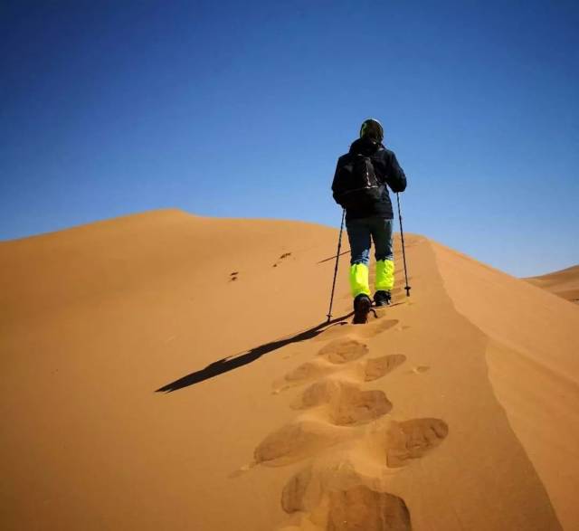 那些在沙漠腹地徒步穿越50公里的日与夜