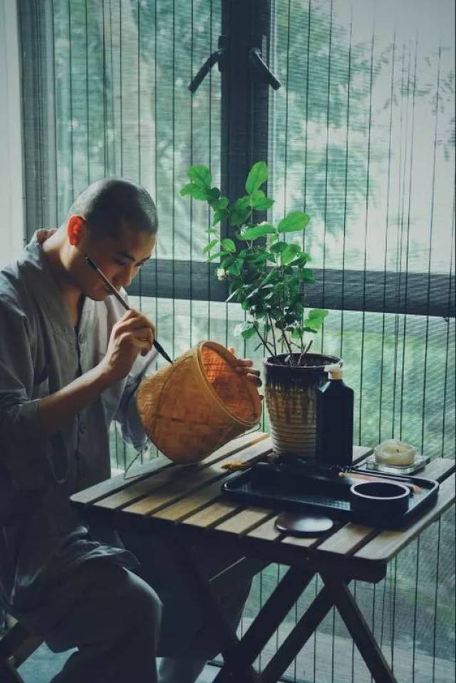 经历数十年的修行,灵伟法师最终驻足在当时荒废颓败的龙光寺下,决定