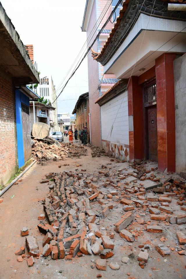 实拍云南震后街头景象 房屋倒塌砖头散落一地