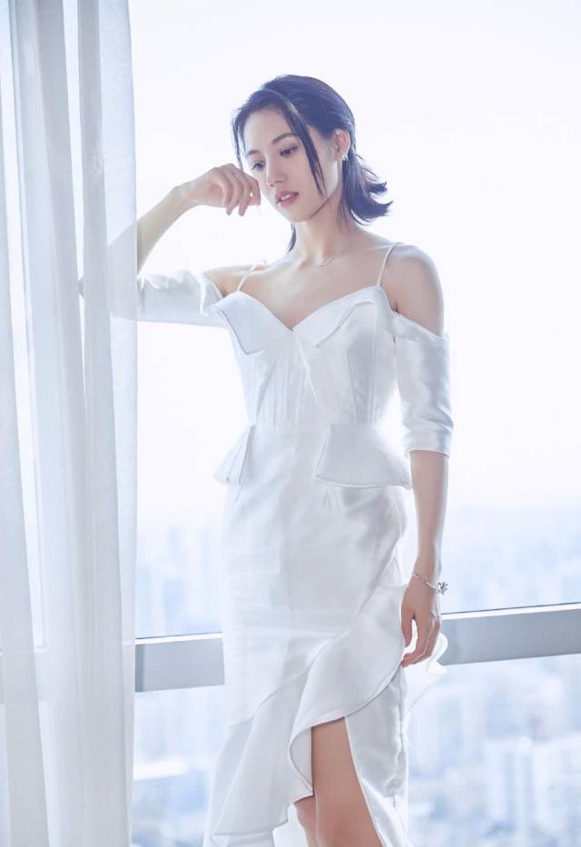 董琦《男人装》变"兔女郎",黑色皮裙真空上阵背后全裸,十足的撩人姿态