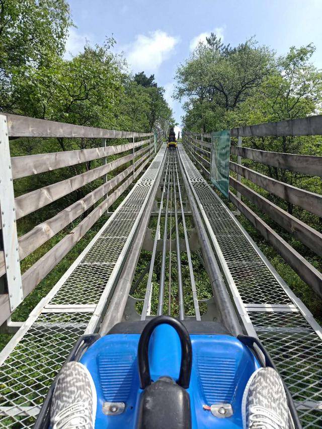 在延安黄龙县树顶漫步景区俯瞰蓝天白云下的陕北绿肺之都