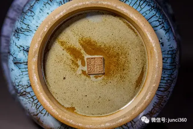 常用底款:卢家世代钧窑,卢家五代钧窑,卢家钧窑,火神卢,卢俊岭制窑口