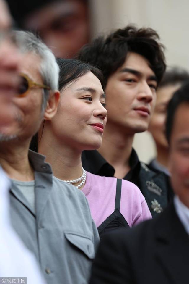 林更新绅士手欲扶马思纯,遭尴尬拒绝,网友:失恋后她像老了十岁
