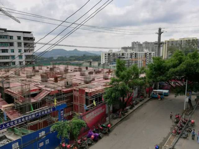 以及现在施工的金城镇城市综合体和远处的高楼群——方州中央广场