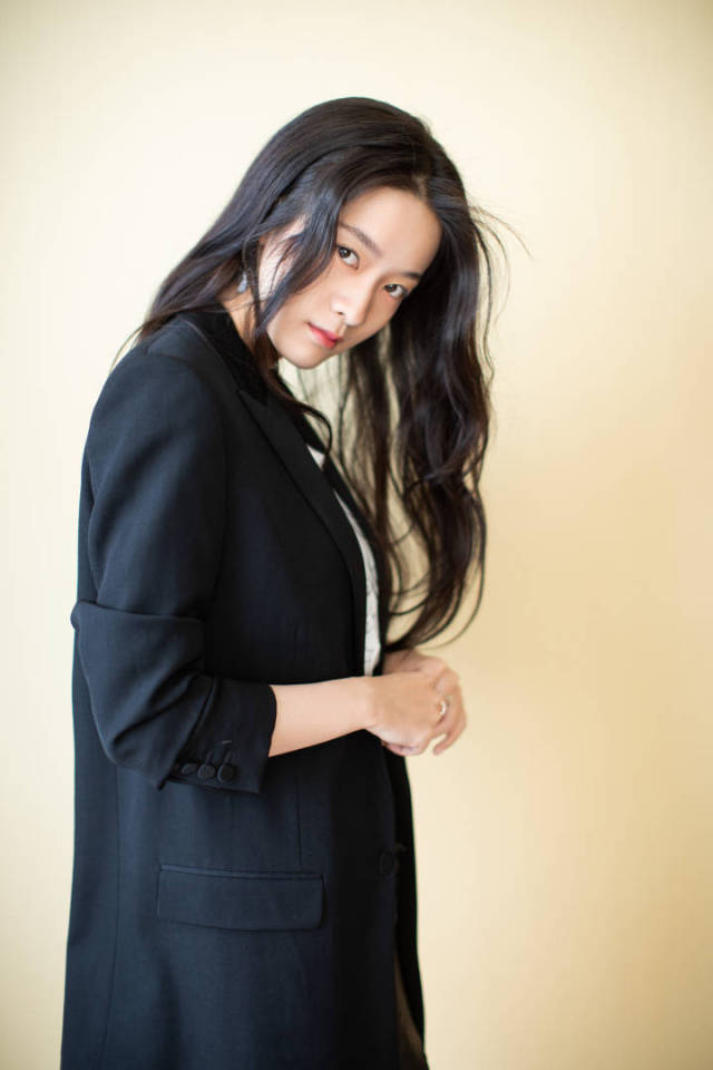 21岁张雪迎真敢穿一身黑色西装加皮裙网友成熟不失清纯