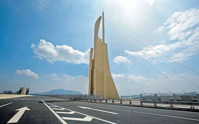 泉州黄龙大桥,北接福厦高铁泉州站站前南北大道,南接江滨南路和江南
