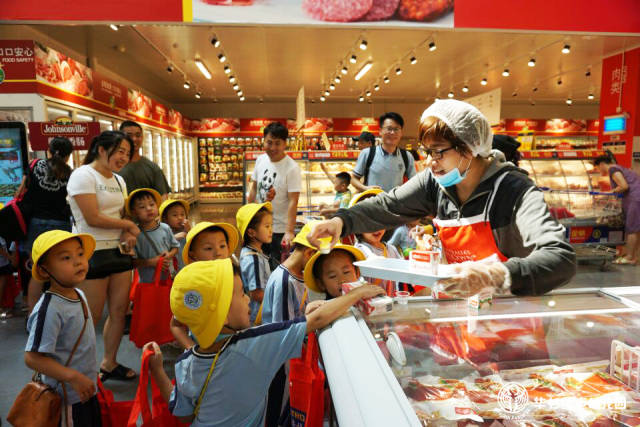 超市还有试吃哦,那我们要好好尝一尝.