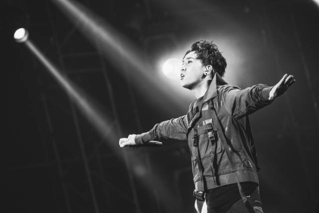 陈乐基亮相纪念黄家驹演唱会 万人合唱传承经