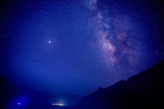 卢舒 墨蓝色的夜空 漫天的星光犹如颗颗宝石镶嵌其上 无尽的星空美得