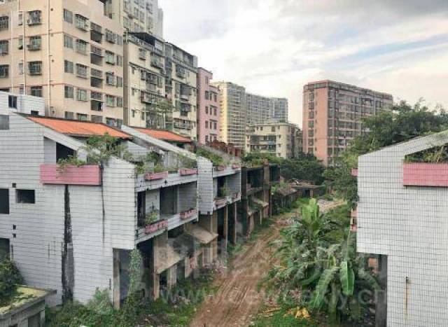 深圳南岭村最大烂尾别墅群身价百倍!