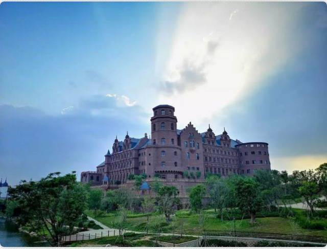 为什么任正非要搬离深圳?据说东莞替华为员工准备了"城堡公寓"