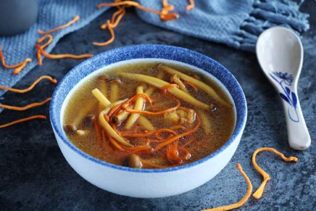 制作配料:排骨1根 虫草菇20克 草菇1小把 生姜2片 盐1勺 制作方法: 1