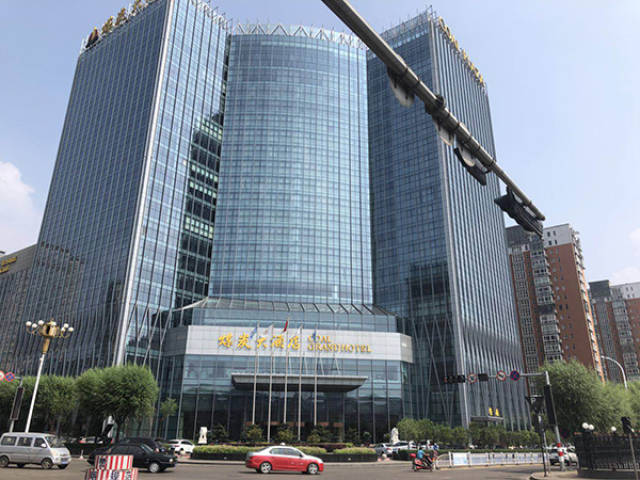 目击者称,7月21日晚,数百名民警将凌志集团总部所在的柳林县煤炭