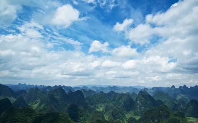 境内海拔较高,以中山为主,无平原,缺少耕地,金钟山山脉自西向东横贯全