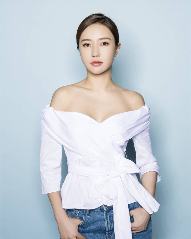 韩雨芹最新写真仙气迷人时尚v领上演香肩诱惑