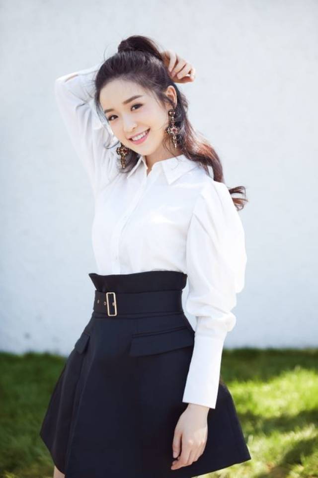 天娱花旦金雯昕曝夏日写真 发光女孩盛夏强吸睛