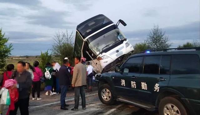 青海一大巴车与货车相撞,1名女导游当场死亡.