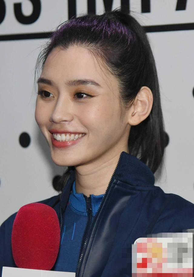 奚梦瑶穿镂空紧身运动裤秀美腿却被颈纹抢镜真的只有29岁