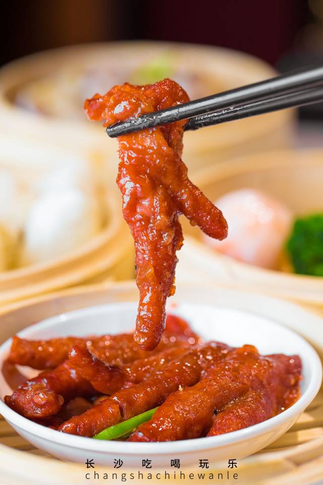 使用紫金酱腌制而成的紫金凤爪,吃起来颇有一种老式茶楼的味道.