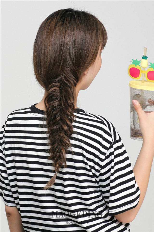 条纹衫 鱼骨辫,经典的法式浪漫太迷人!