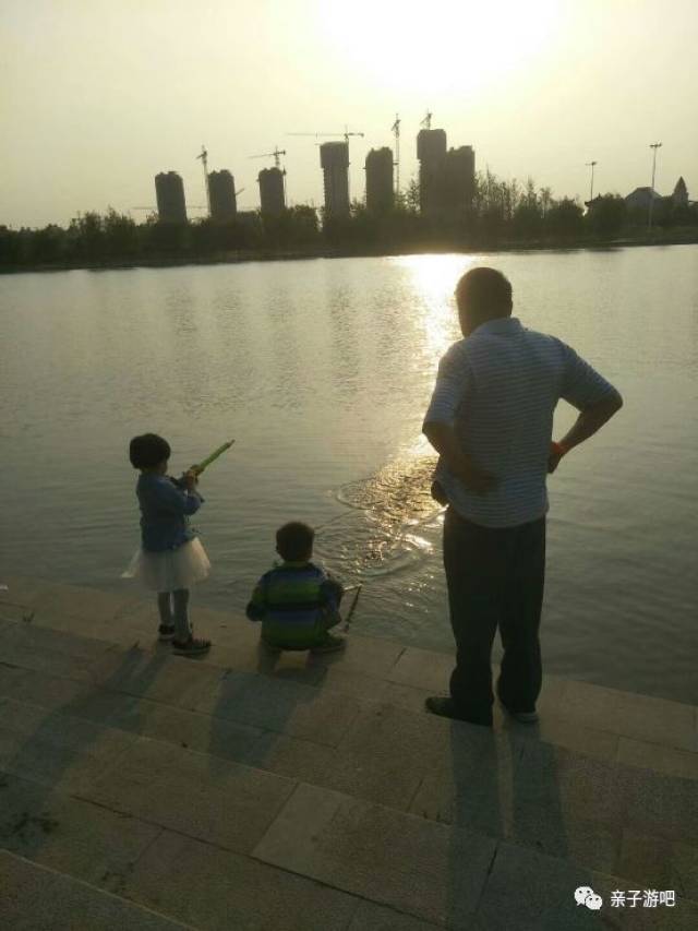 只要有水的地方一人发一个,肯定相安无事玩上一会儿~祖孙三人的背影看