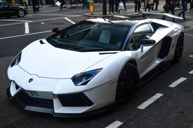 【街头实拍】白色兰博基尼aventador lp750-4 改装套件帅极更显霸气