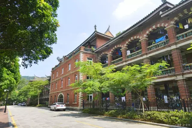 其的旧建筑多为陈嘉庚先生的女婿所建,尤其是建南大礼堂和上弦场,相当