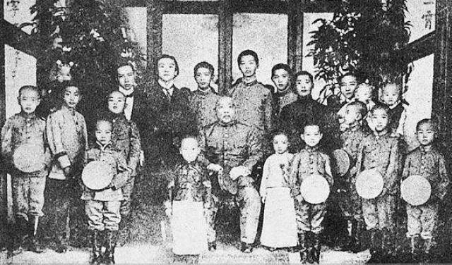 他是軍閥出身,當過民國大元帥,14個孩子個個頂天立地,四子成開國上將