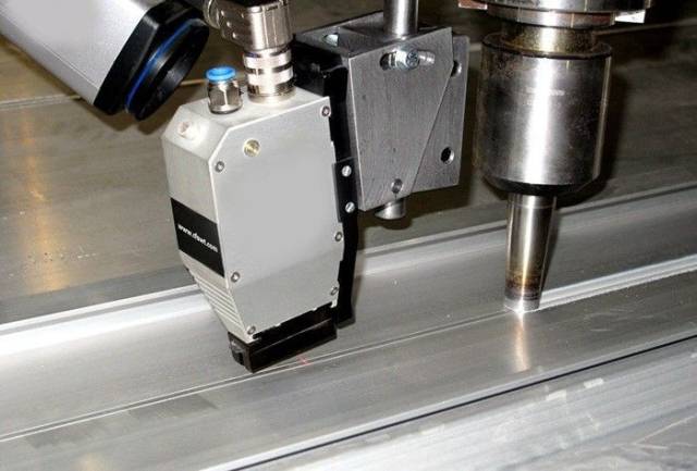 (中国自主研发的搅拌摩擦焊设备)